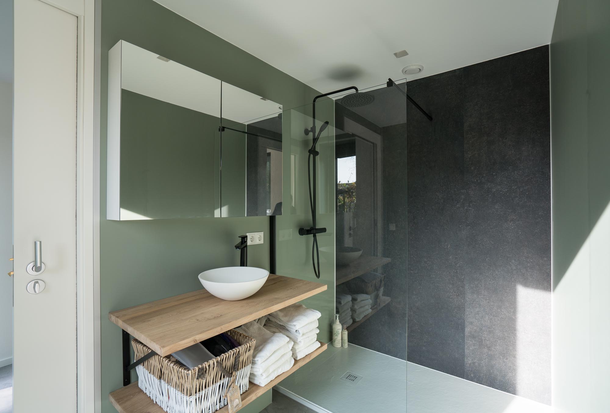 Recreatiewoning Noordwijk, badkamer wasbak spiegel