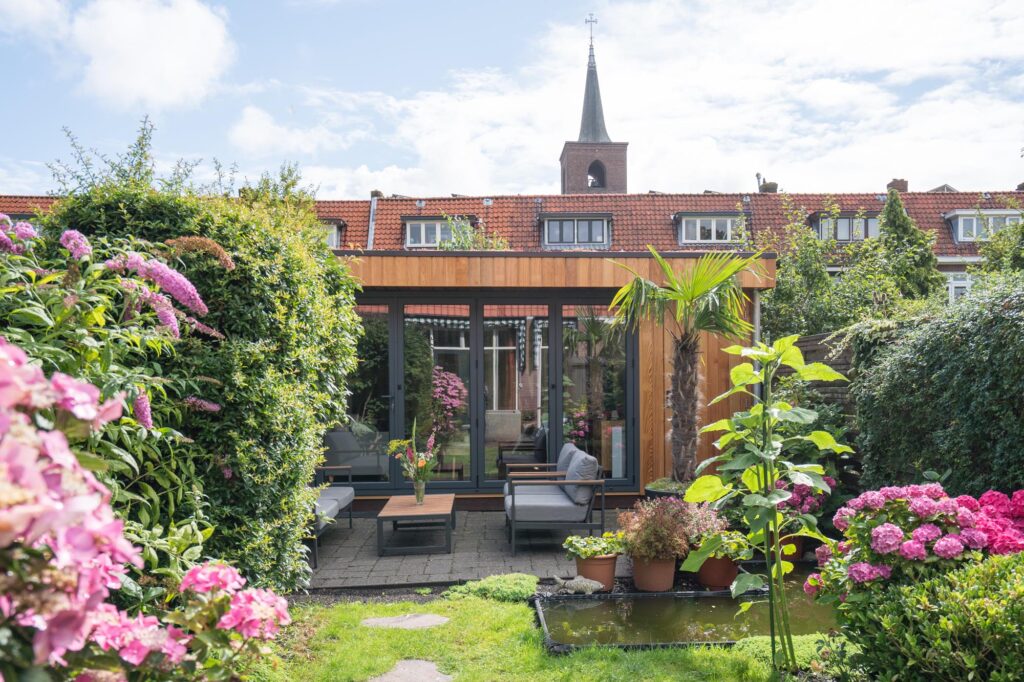 Houten tuinkantoor, buitenverblijf Leiden