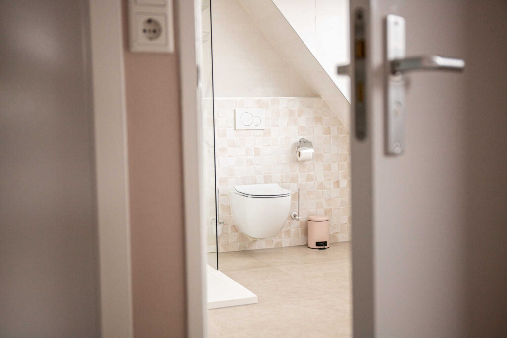 Houten recreatiewoning, Texel binnenzijde deur halfopen badkamer