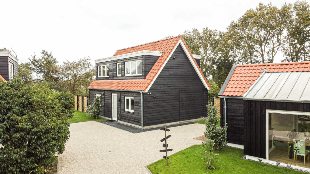 Houten recreatiewoning, Texel buitenzijde rode dakpan