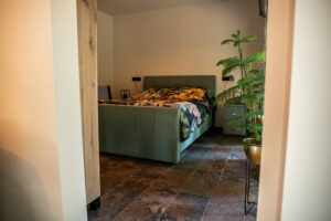 Houten recreatiewoning Hierden slaapkamer bed groen